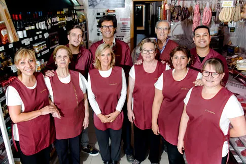 L'equip de Ca la Rossa a la botiga de Sant Feliu de Codines